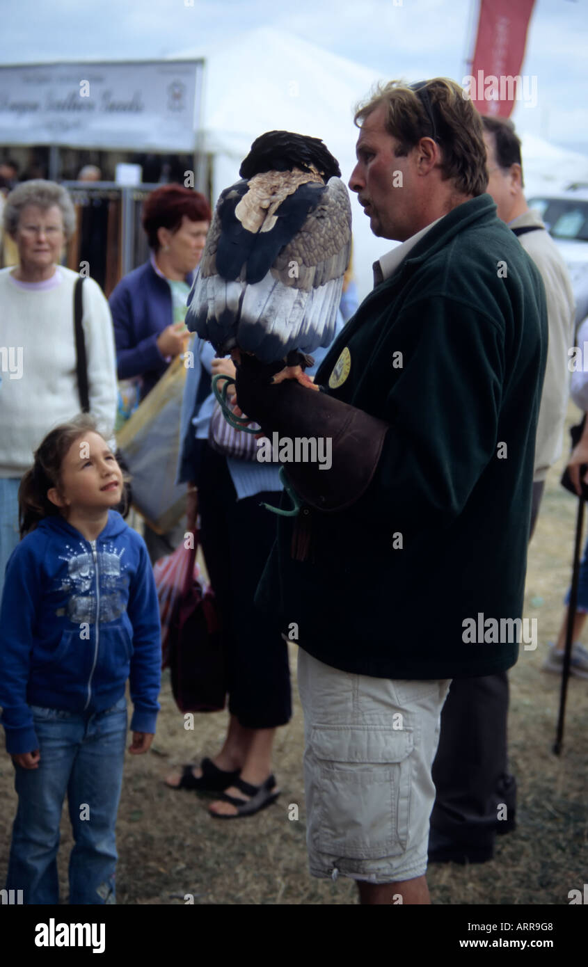 Custode dello Zoo visualizzando un uccello Foto Stock