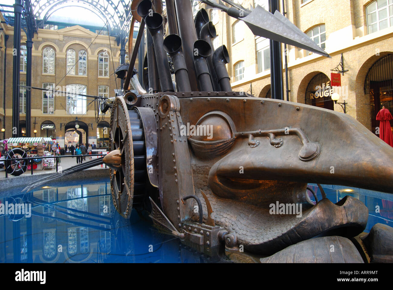 David Kemp "navigatori" Scultura, fieno la Galleria Arcade, South Bank, Southwark, Londra, Inghilterra, Regno Unito Foto Stock