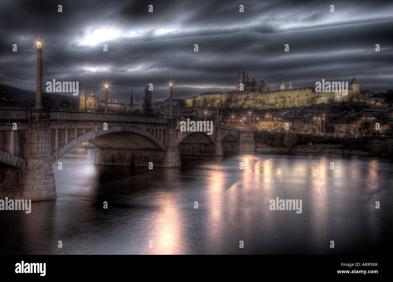 La vista del Castello di Praga e Ponte Maines, Repubblica Ceca Europa Foto Stock