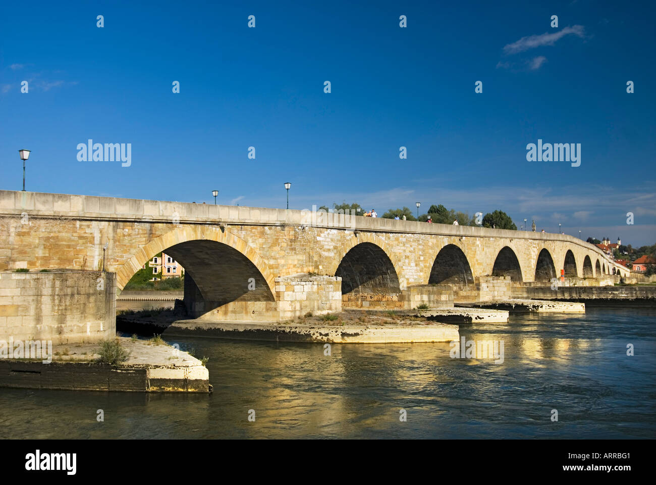 Il vecchio ponte di pietra di fiume Danubio donau salzstadel brückturm REGENSBURG steinerne Brücke Foto Stock