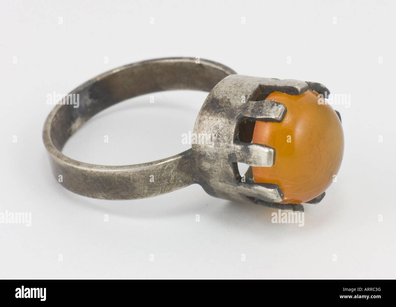Antique Amber gioielli anello opacizzato vecchio Foto Stock