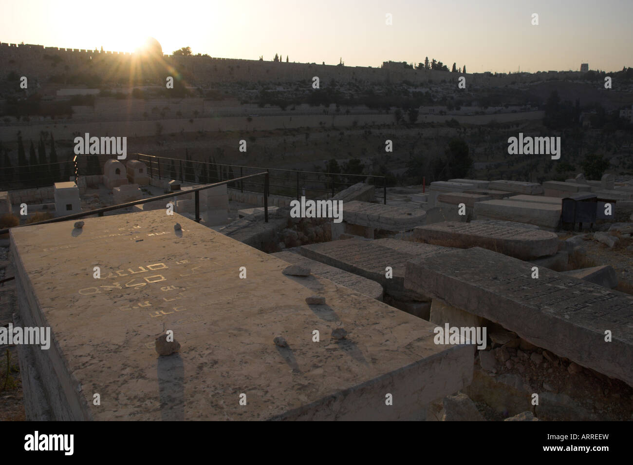 Israele Gerusalemme Monte degli Ulivi cimitero tombe ebraico con la città vecchia in backg retroilluminato con vista tramonto Foto Stock