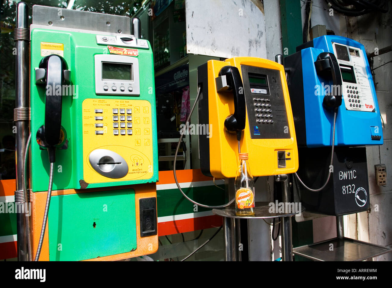 Telefoni pubblici a pagamento su una strada di Bangkok Foto Stock