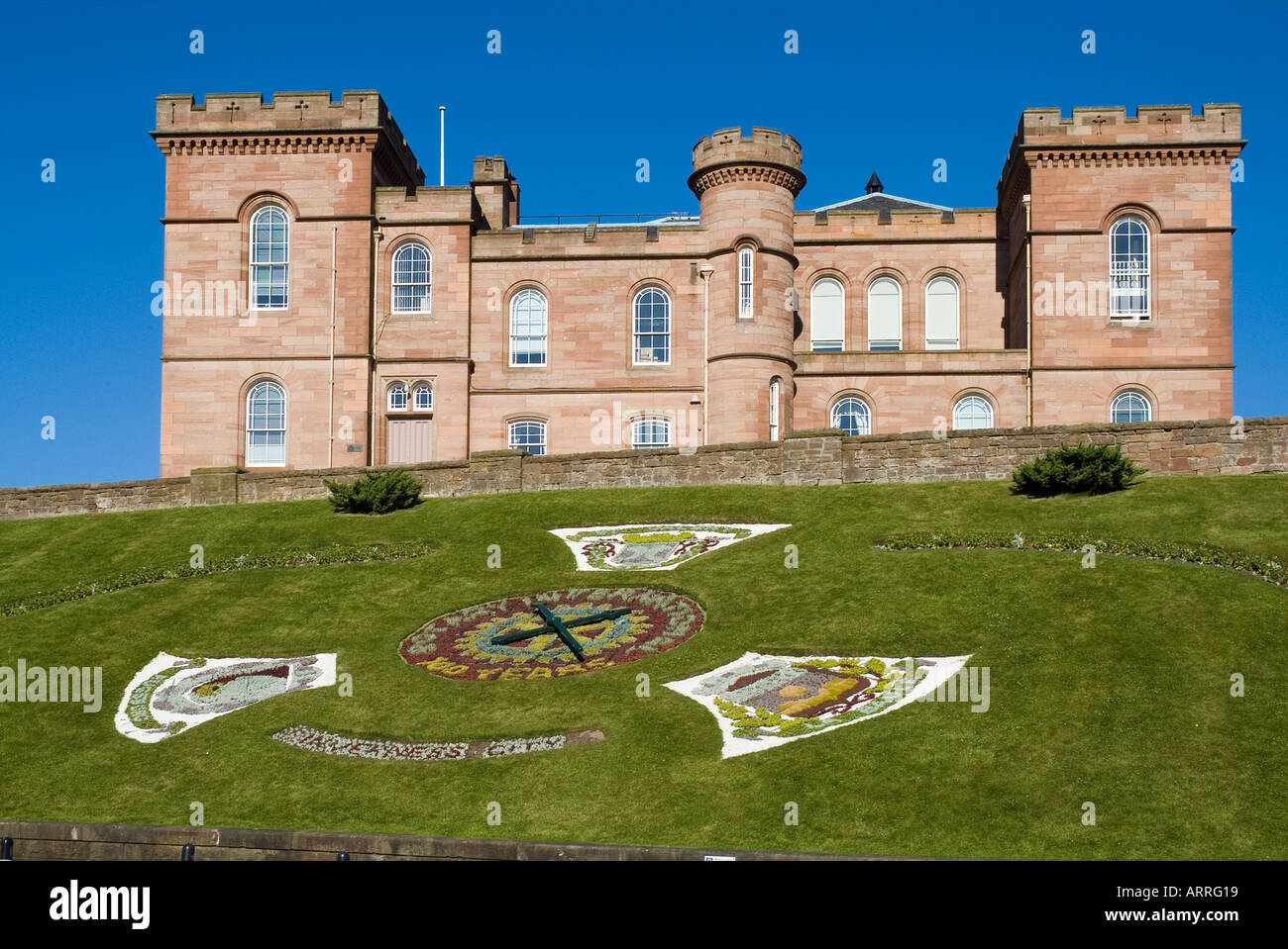 dh Inverness Castle INVERNESS INVERNESSSHIRE Scotland sherriff Court Building and mostra floreale scottish highland castelli Foto Stock