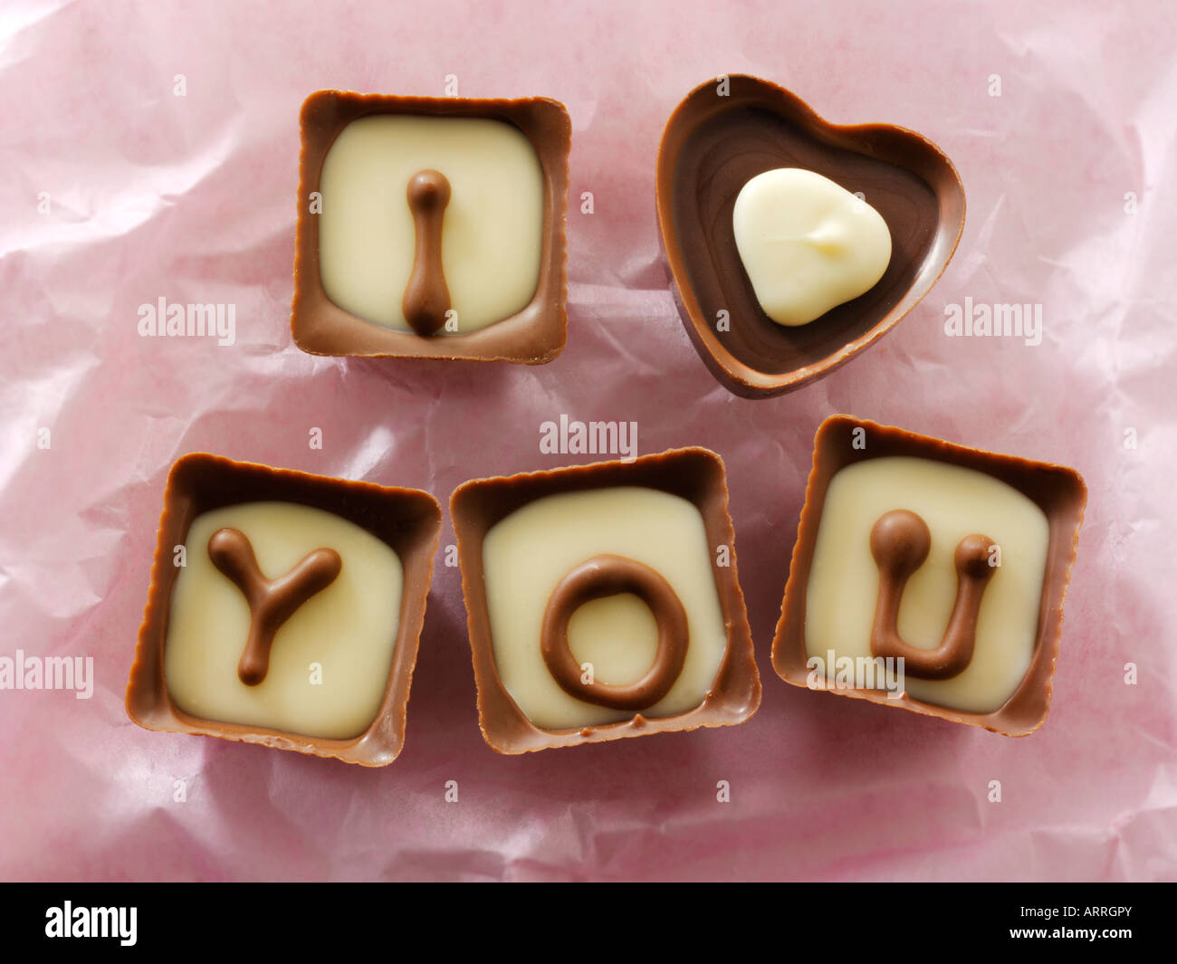 "Ti amo" scritta nel cuore rosso a forma di cioccolatini - tagliare Foto Stock