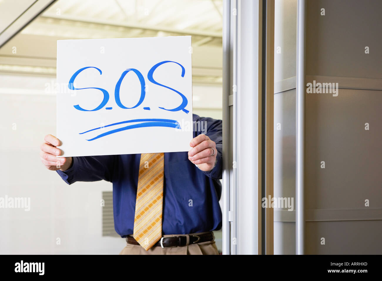 Uomo con segno di sos Foto Stock