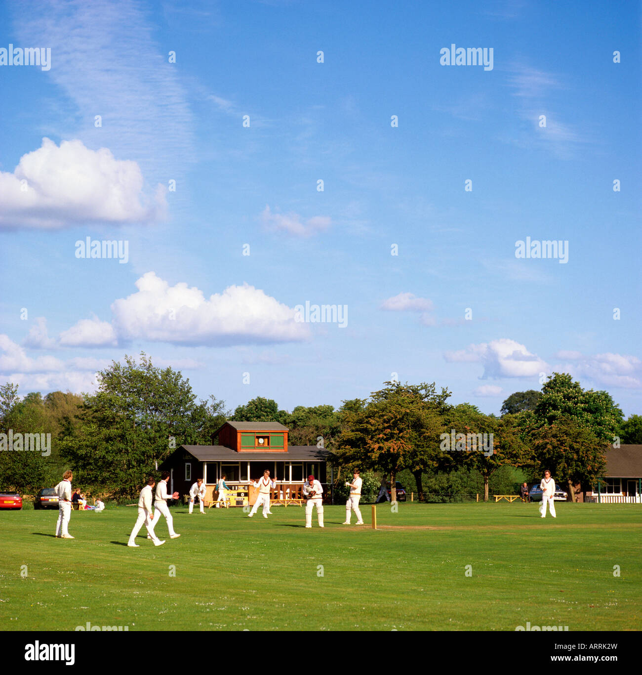 Cheshire Cholmondeley village cricket su Cholmondeley Castle massa Foto Stock