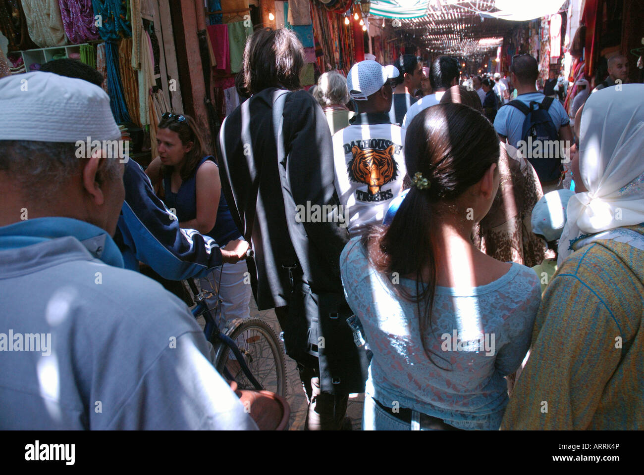 Marrakech marocco Souk Donna Uomo folla Foto Stock