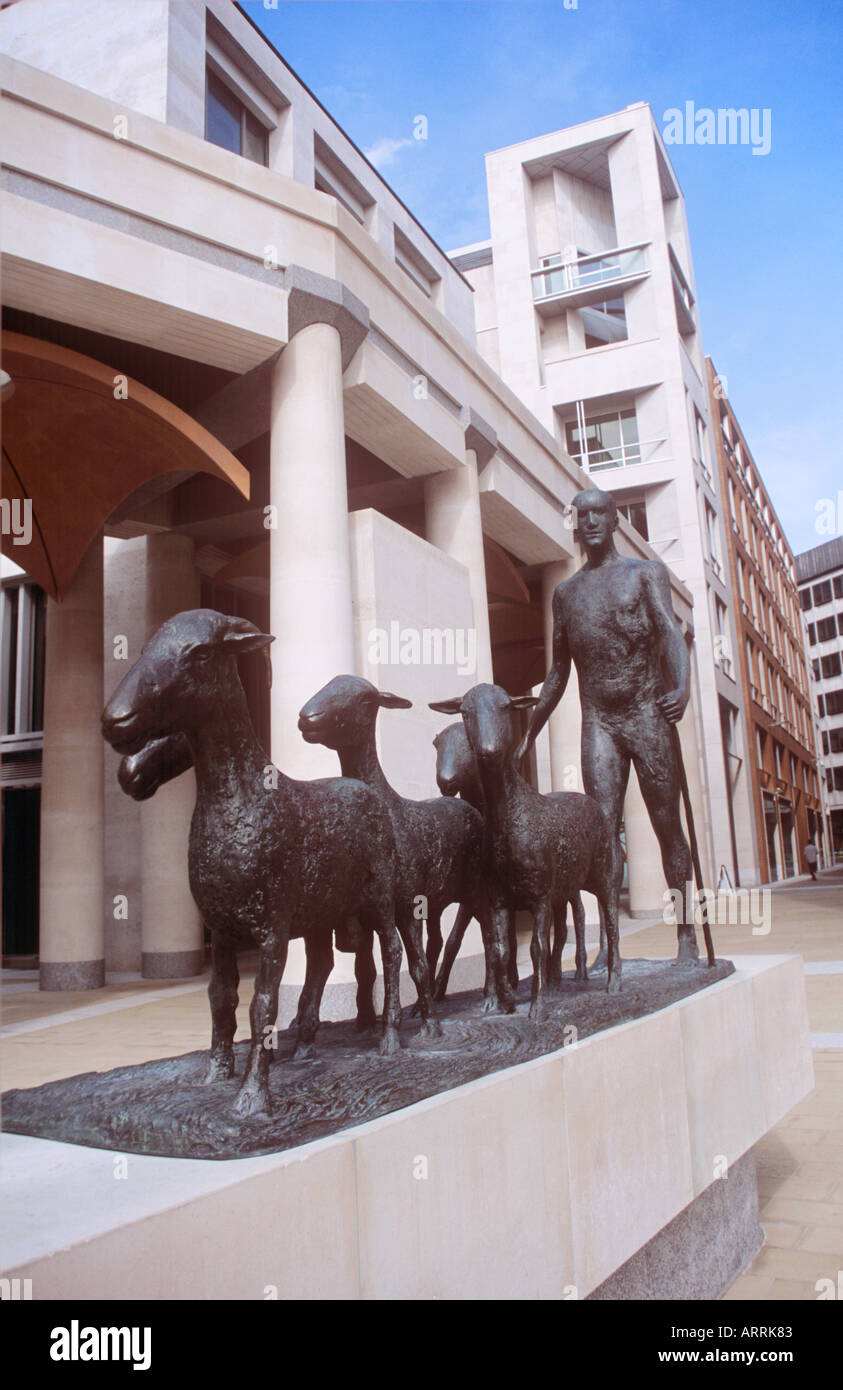 La scultura in bronzo dal titolo il pastore e le pecore dalle dame Elisabeth Frink in Paternoster Square LONDRA Foto Stock