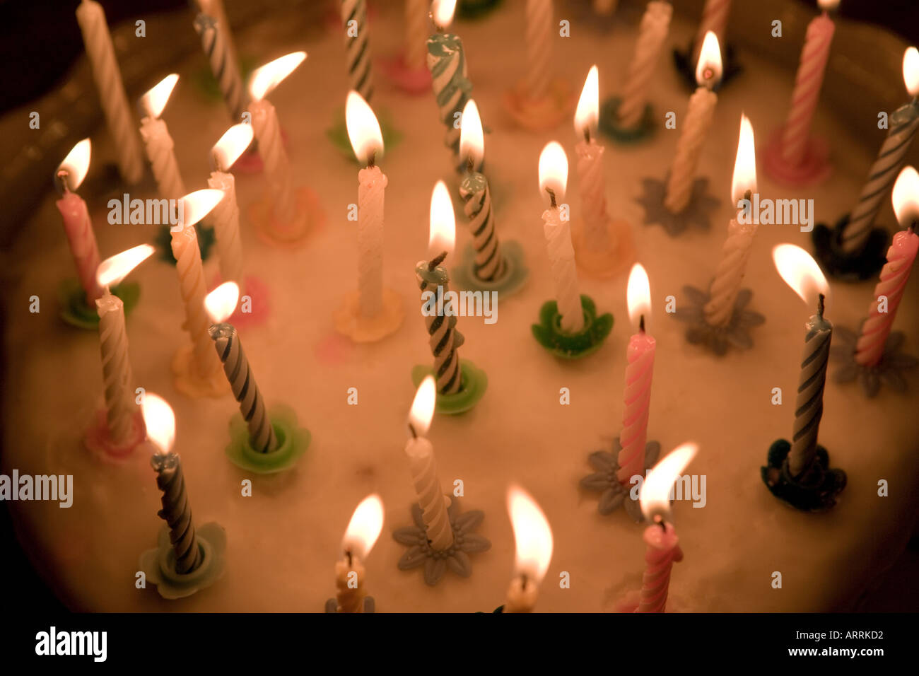 Candele sulla torta di compleanno Foto Stock