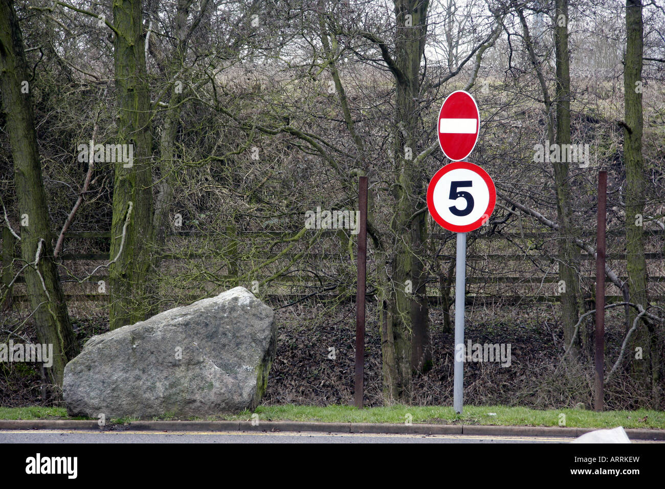 5km/h il limite massimo di velocità cartello stradale con nessun segno di entrata Foto Stock