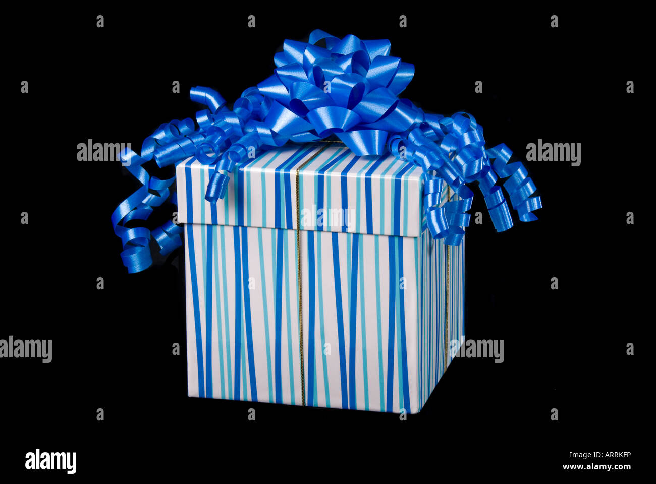 Un bel blu confezione regalo isolata contro uno sfondo nero Foto Stock