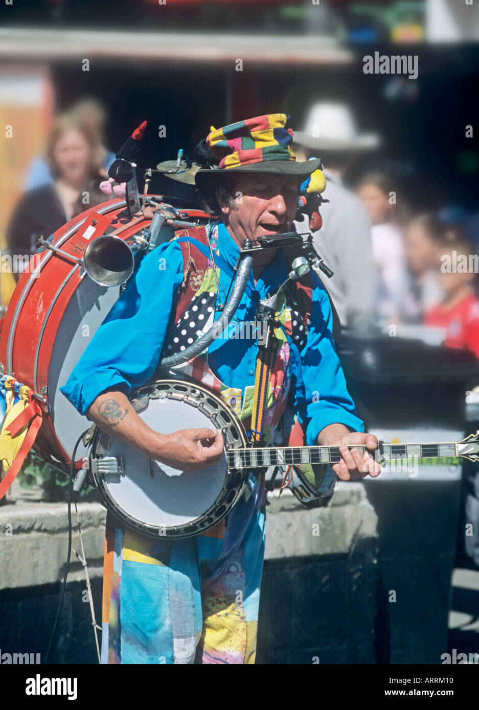 One man band di eseguire a Dawlish settimana di carnevale South Devon England Foto Stock