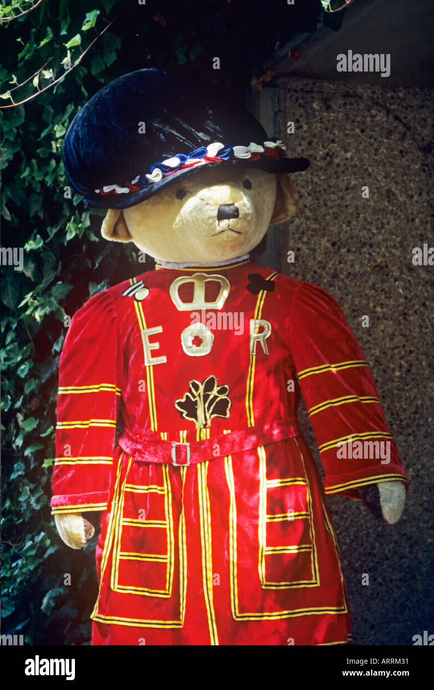 Gigantesco orso di peluche vestito come Yeoman Warder al di fuori del negozio di articoli da regalo a Torre di Londra Londra, Regno Unito Foto Stock