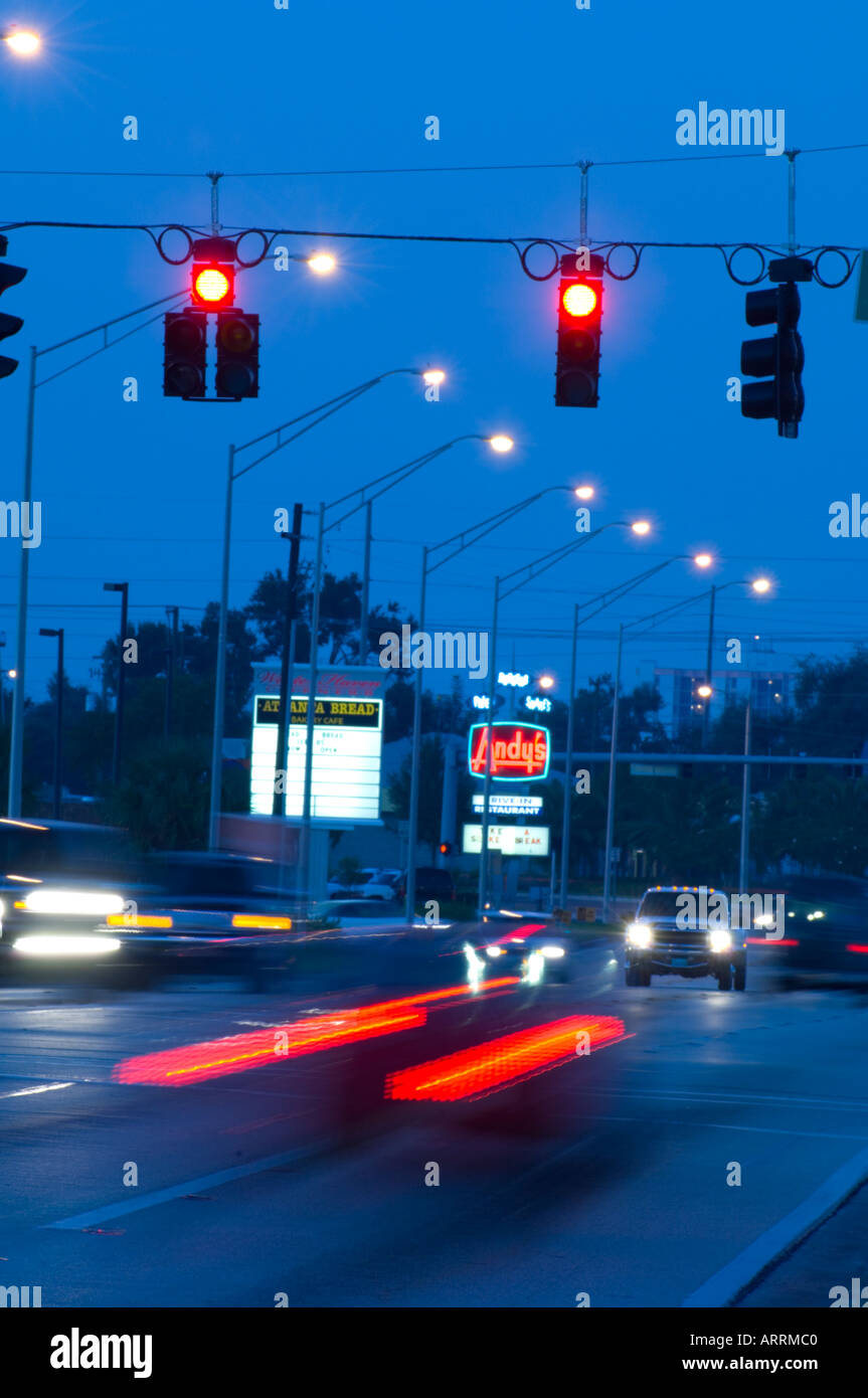 Le luci di stop e il traffico automobilistico di notte Foto Stock