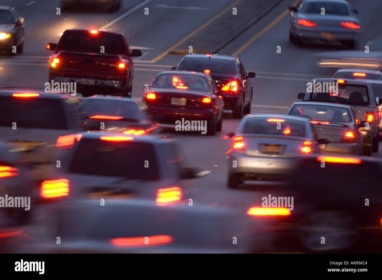 Le luci di stop e il traffico automobilistico di notte Foto Stock