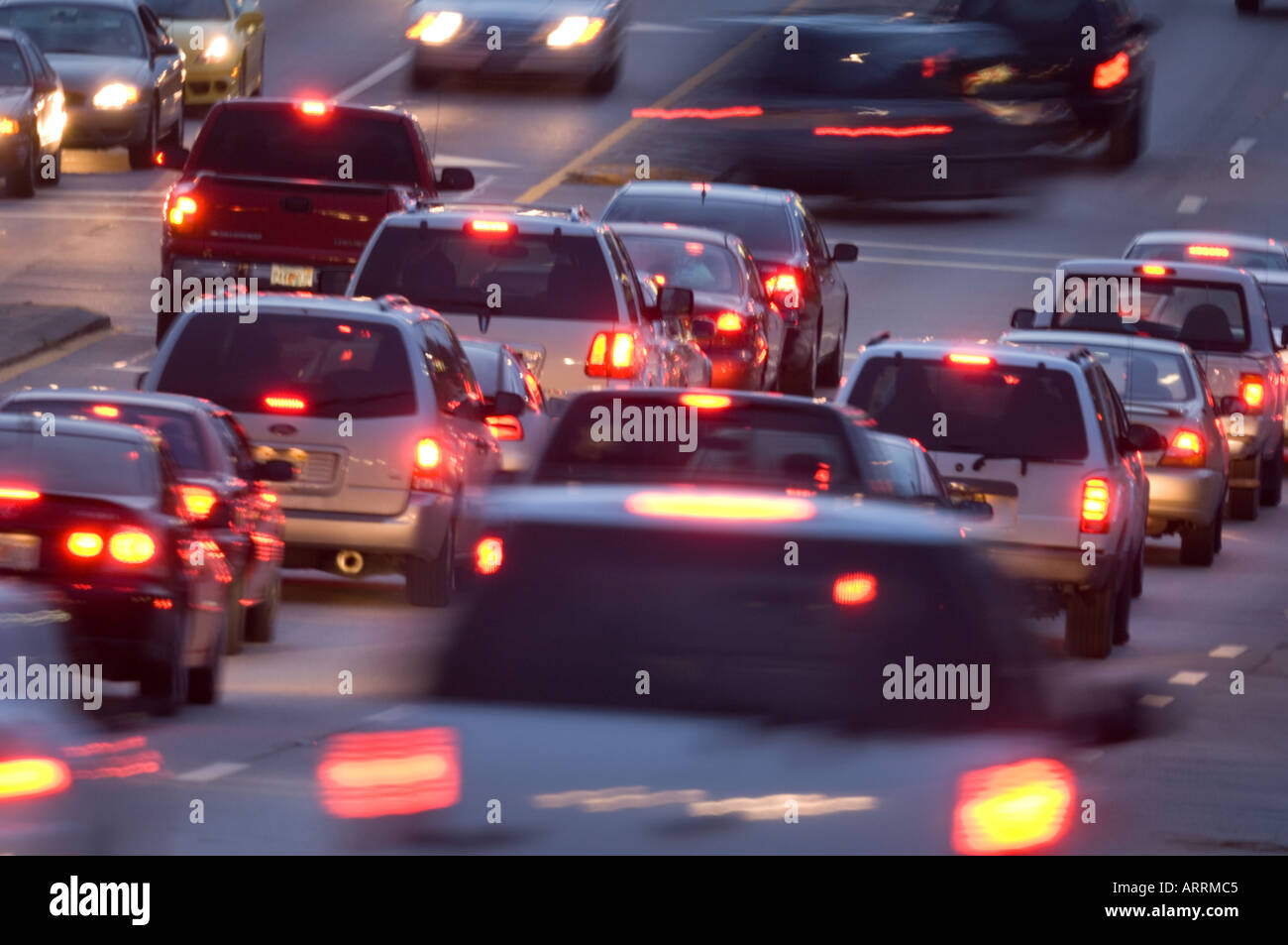 Le luci di stop e il traffico automobilistico di notte Foto Stock