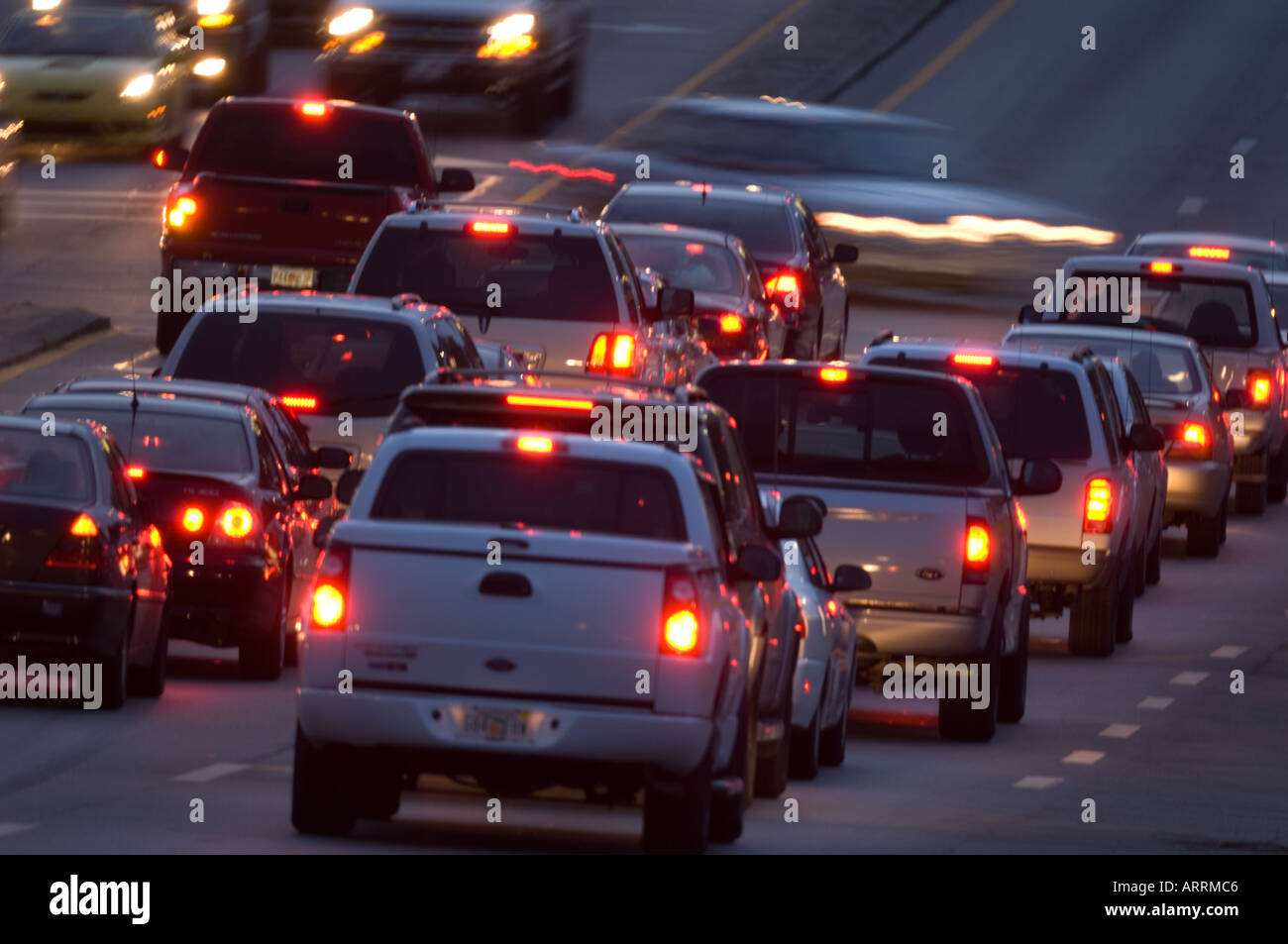 Le luci di stop e il traffico automobilistico di notte Foto Stock