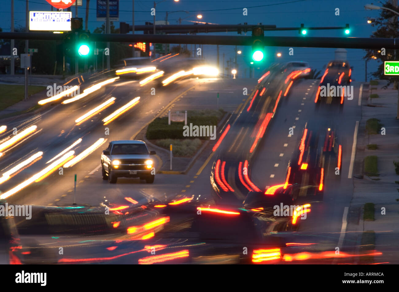 Le luci di stop e il traffico automobilistico di notte Foto Stock