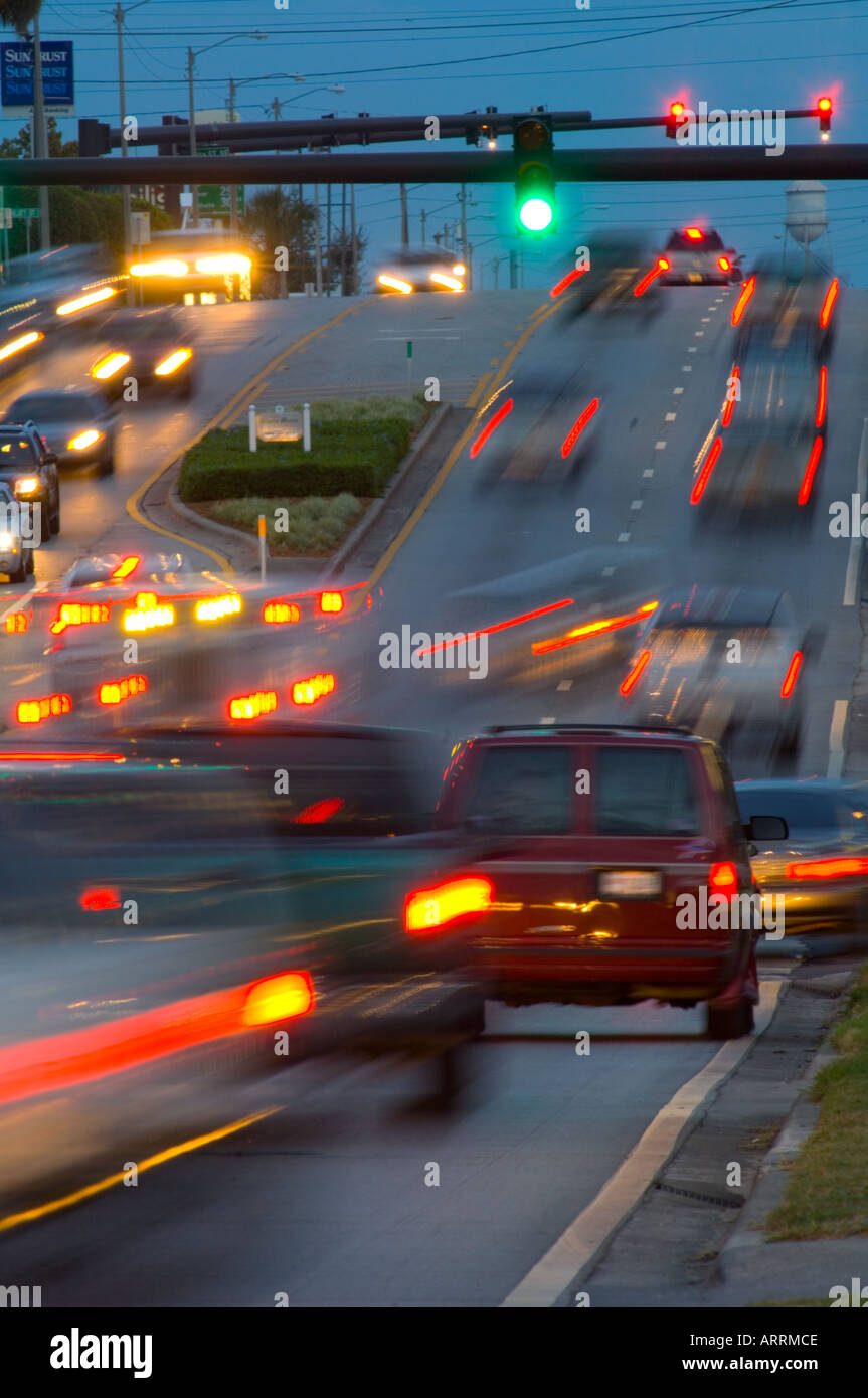Le luci di stop e il traffico automobilistico di notte Foto Stock