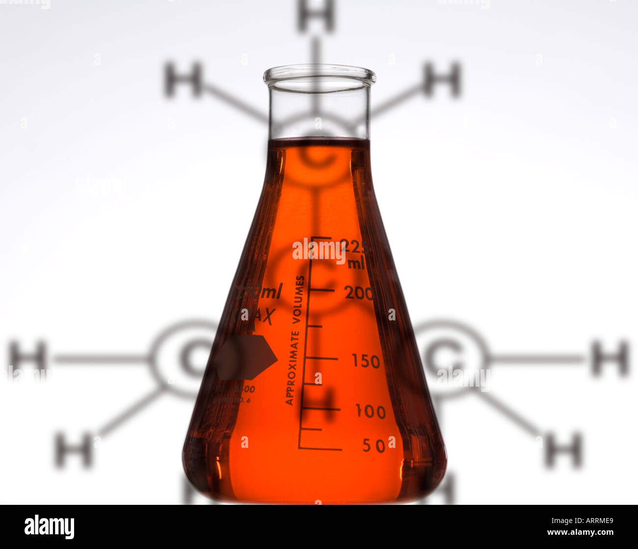 Matraccio di Erlenmeyer con liquido rosso di fronte elementi molecolari display di costruzione Foto Stock