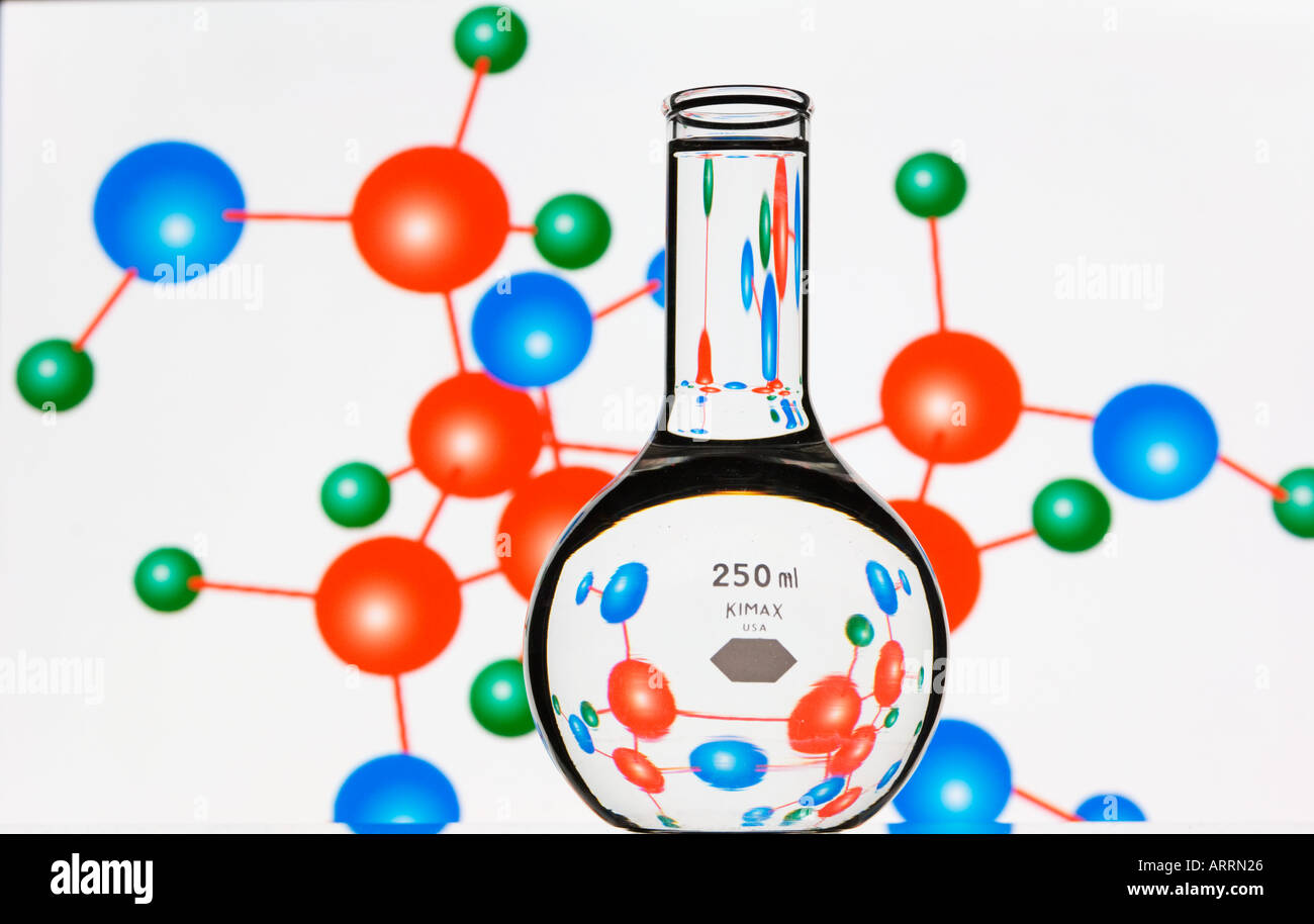 Pallone con il liquido trasparente nella parte anteriore degli elementi molecolari display di costruzione Foto Stock