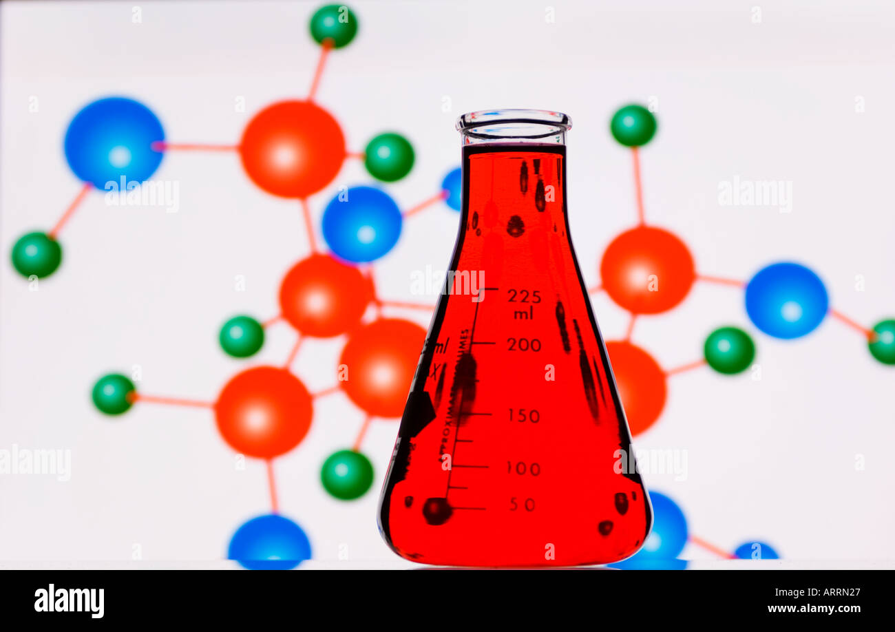 Matraccio di Erlenmeyer con liquido rosso di fronte elementi molecolari display di costruzione Foto Stock