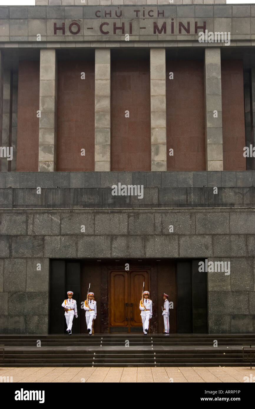 Guardie al di fuori del Mausoleo di Ho Chi Minh ad Hanoi, Vietnam Foto Stock