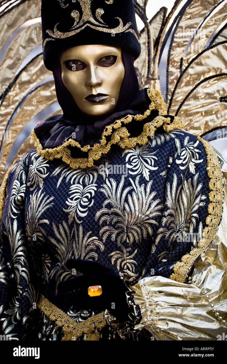 Ritratto di un uomo vestito in costume di carnevale e oro maschera Carnevale  di Venezia Veneto Italia Foto stock - Alamy
