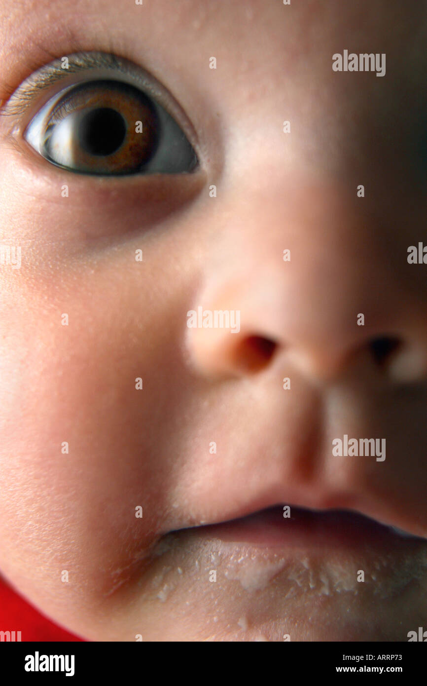 Il bambino è con gli occhi spalancati e folte-tailed. Foto Stock