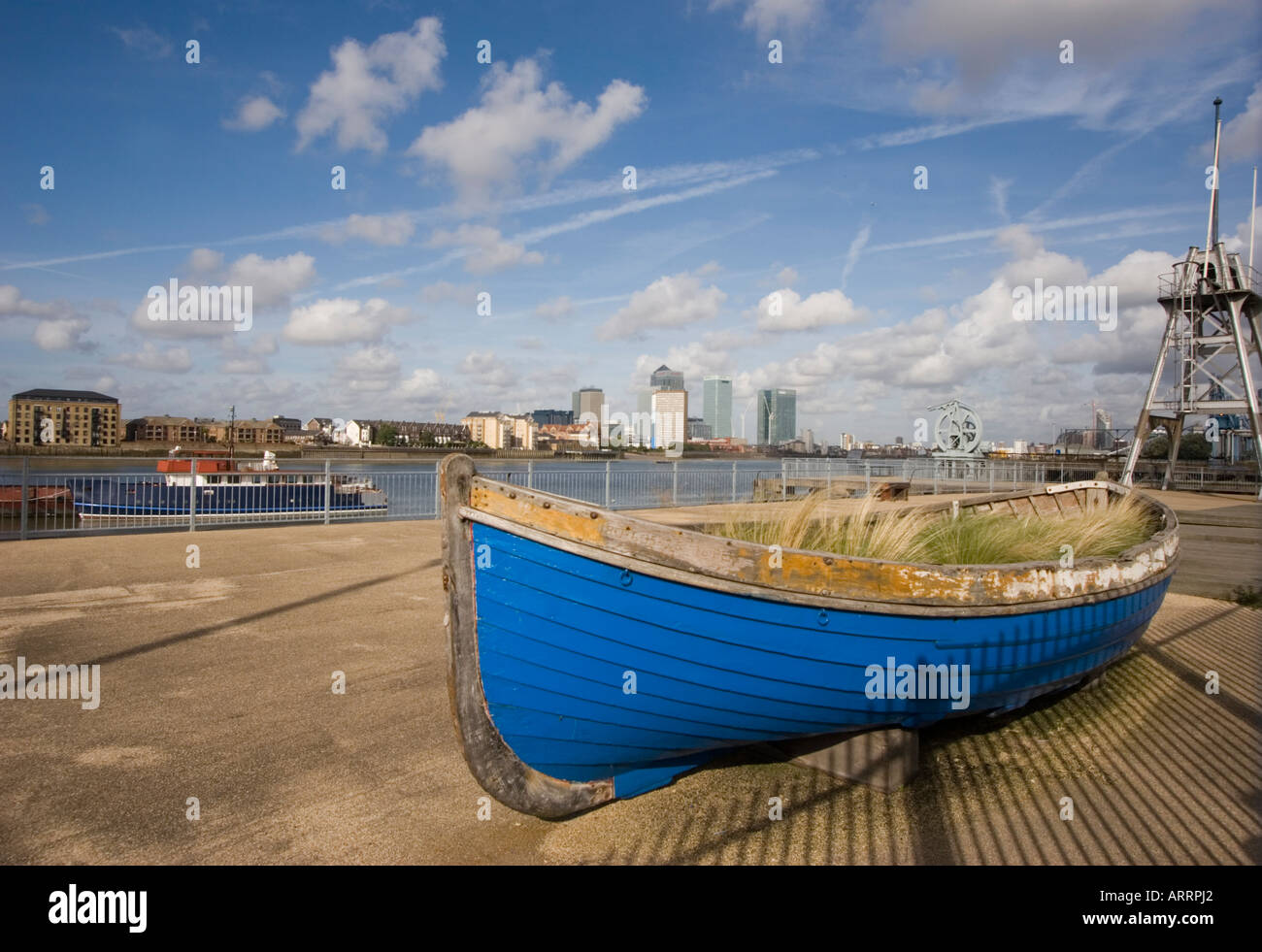Enderbys Wharf e barca blu sulla Thames Path Greenwich Londra sud GB UK Foto Stock