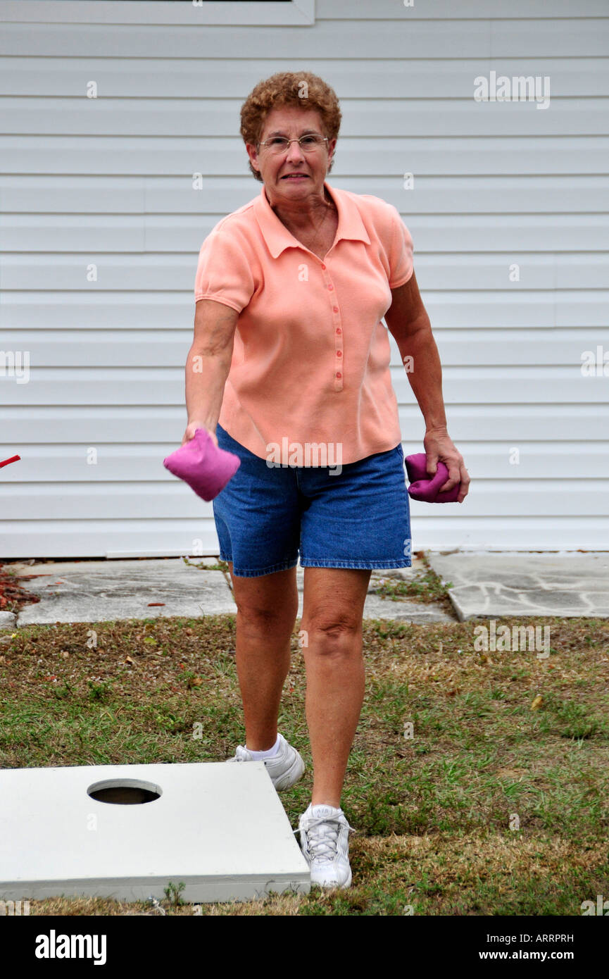 Femmina senior pensionati cittadini gioco di bean bag lanci in un ricreative vechile camping park in Bonita Springs Florida Foto Stock