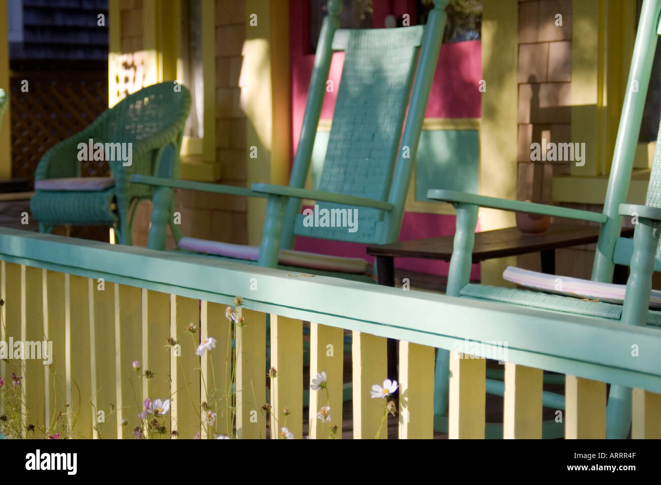 Portico Dettaglio di sedie a dondolo colorato e al Vigneto di Martha Home Foto Stock