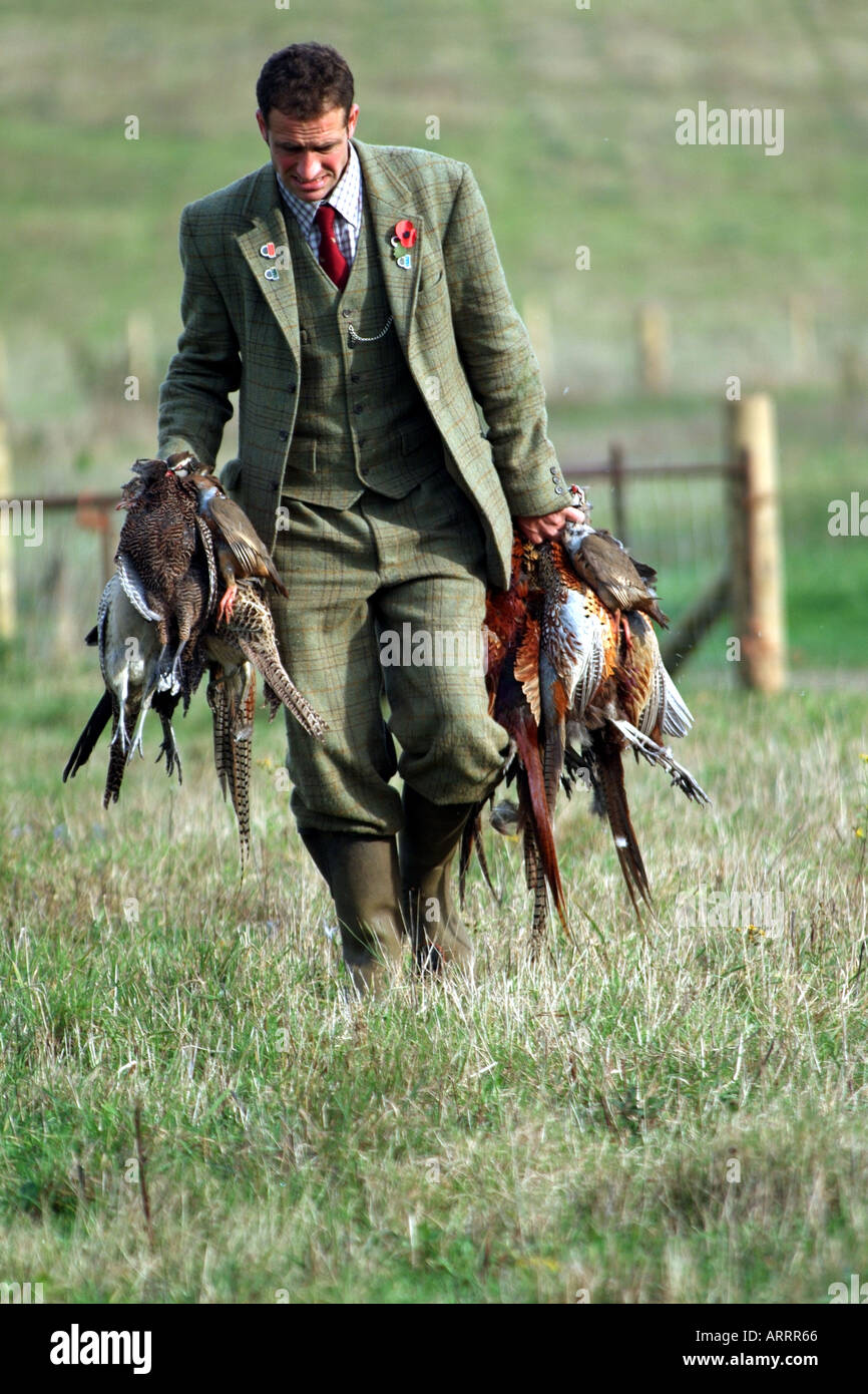 Guardiacaccia con borsa del giorno le bretelle di fagiani inglese scena  rurale Foto stock - Alamy