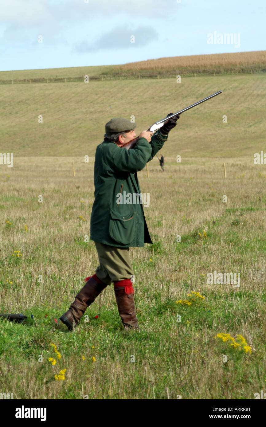 Atleta spara fucile da caccia di cottura su un giorni sparare nella campagna dell'Hampshire Inghilterra del sud Europa REGNO UNITO Foto Stock