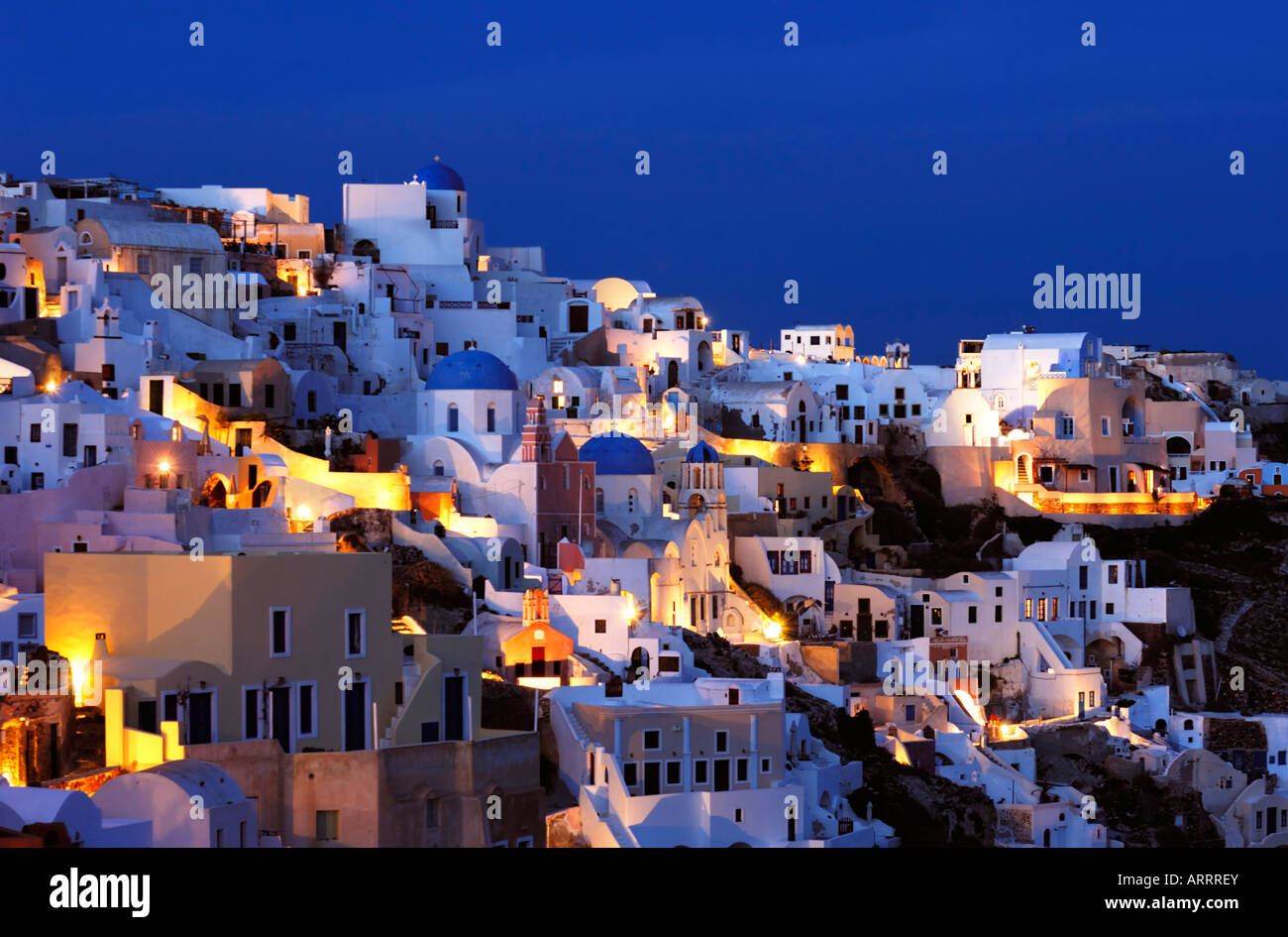 Il villaggio di Oia al tramonto, Santorini, Grecia Foto Stock