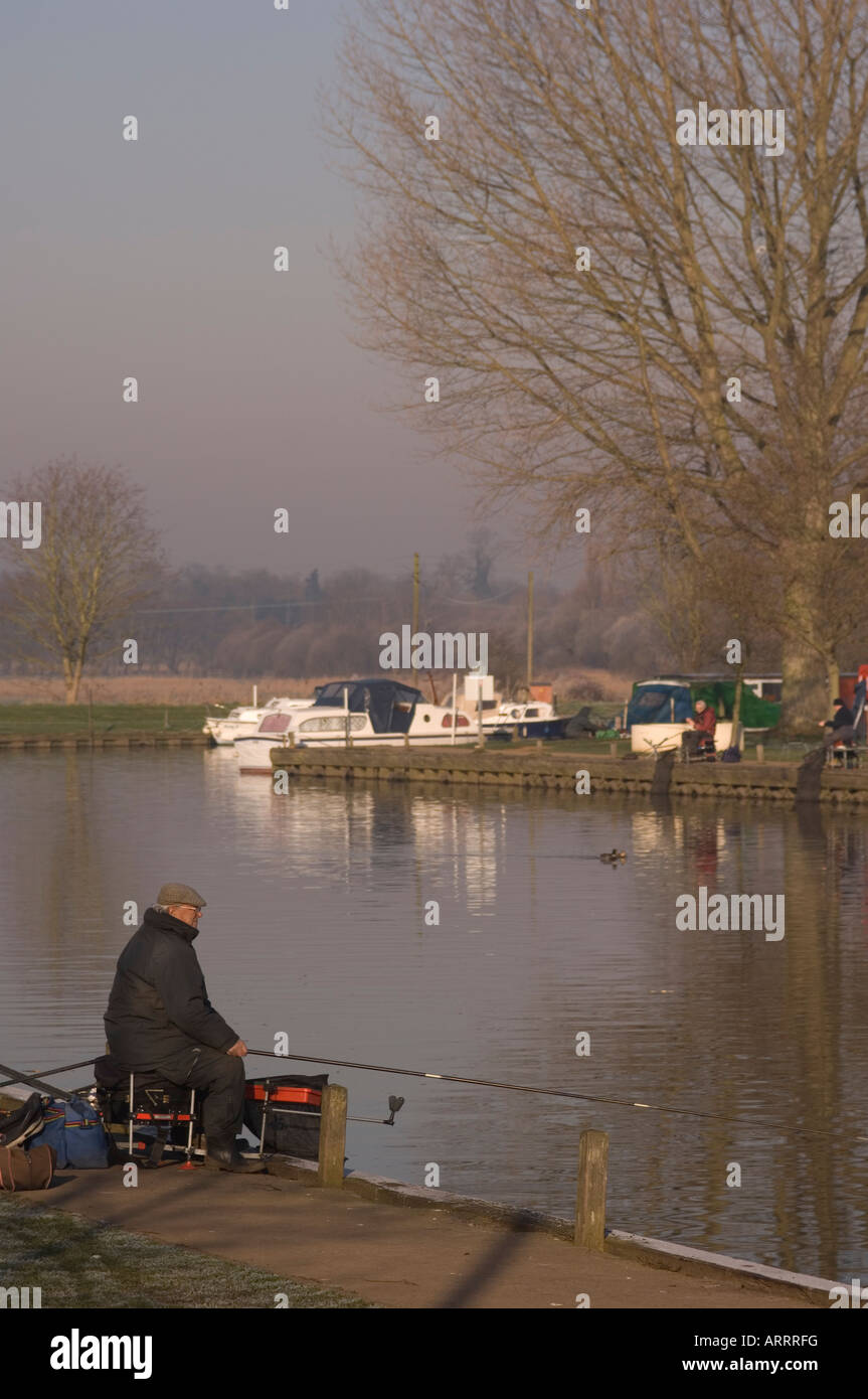 La pesca corrispondono a Beccles Quay in inverno nel Regno Unito Foto Stock