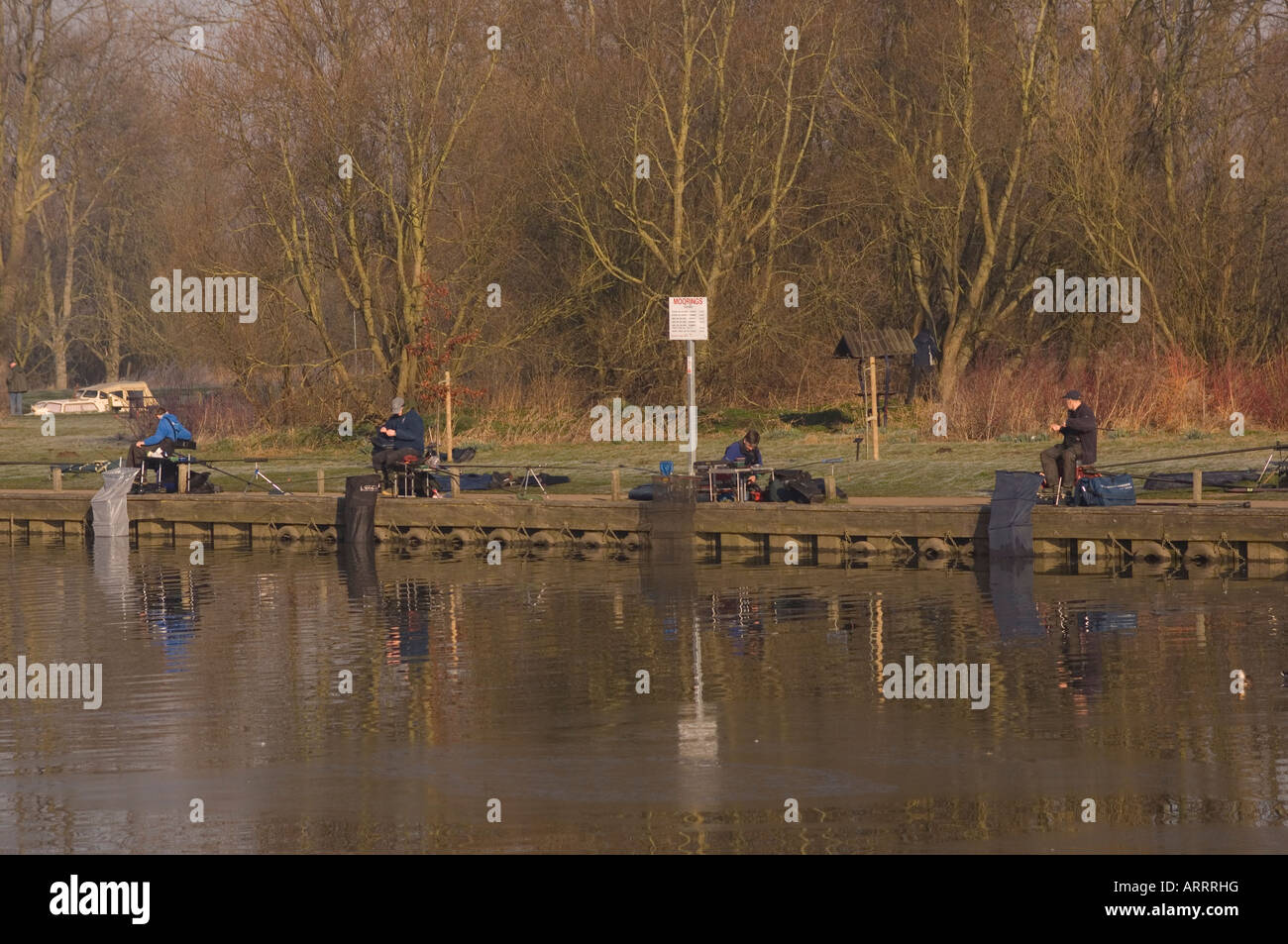 La pesca corrispondono a Beccles Quay in inverno nel Regno Unito Foto Stock