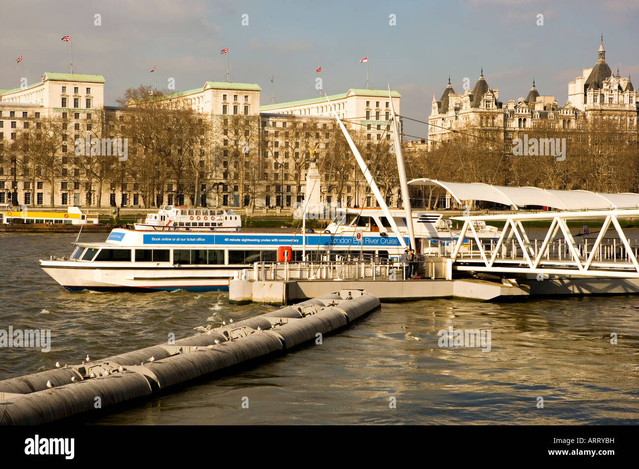 La crociera sul fiume Tamigi barca accanto al London Eye Foto Stock