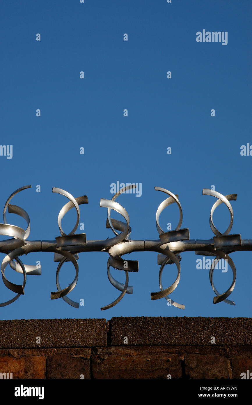 Metallo barriera di sicurezza sulla sommità di un muro di mattoni Birmingham Regno Unito Foto Stock