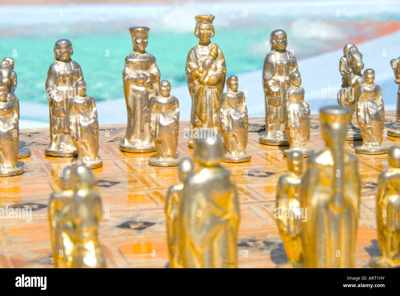 Oro e marmo set di scacchi da una piscina, Emirates Palace Hotel, Emirati Arabi Uniti, Emirati arabi uniti Foto Stock