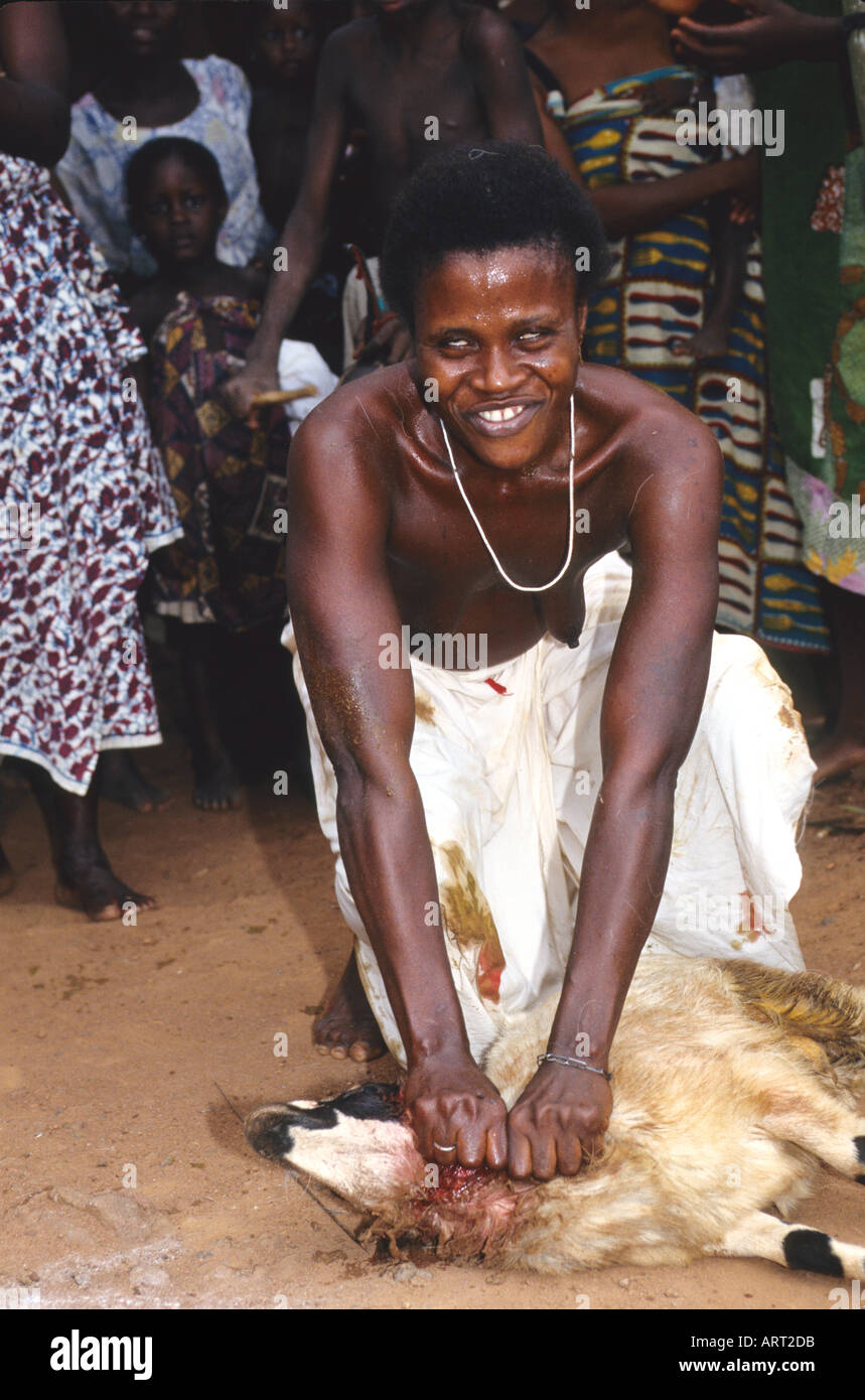 Sentendo il sangue dell'ariete, la donna posseduta, parla di cosa ha fatto la cerimonia di guarigione Foto Stock