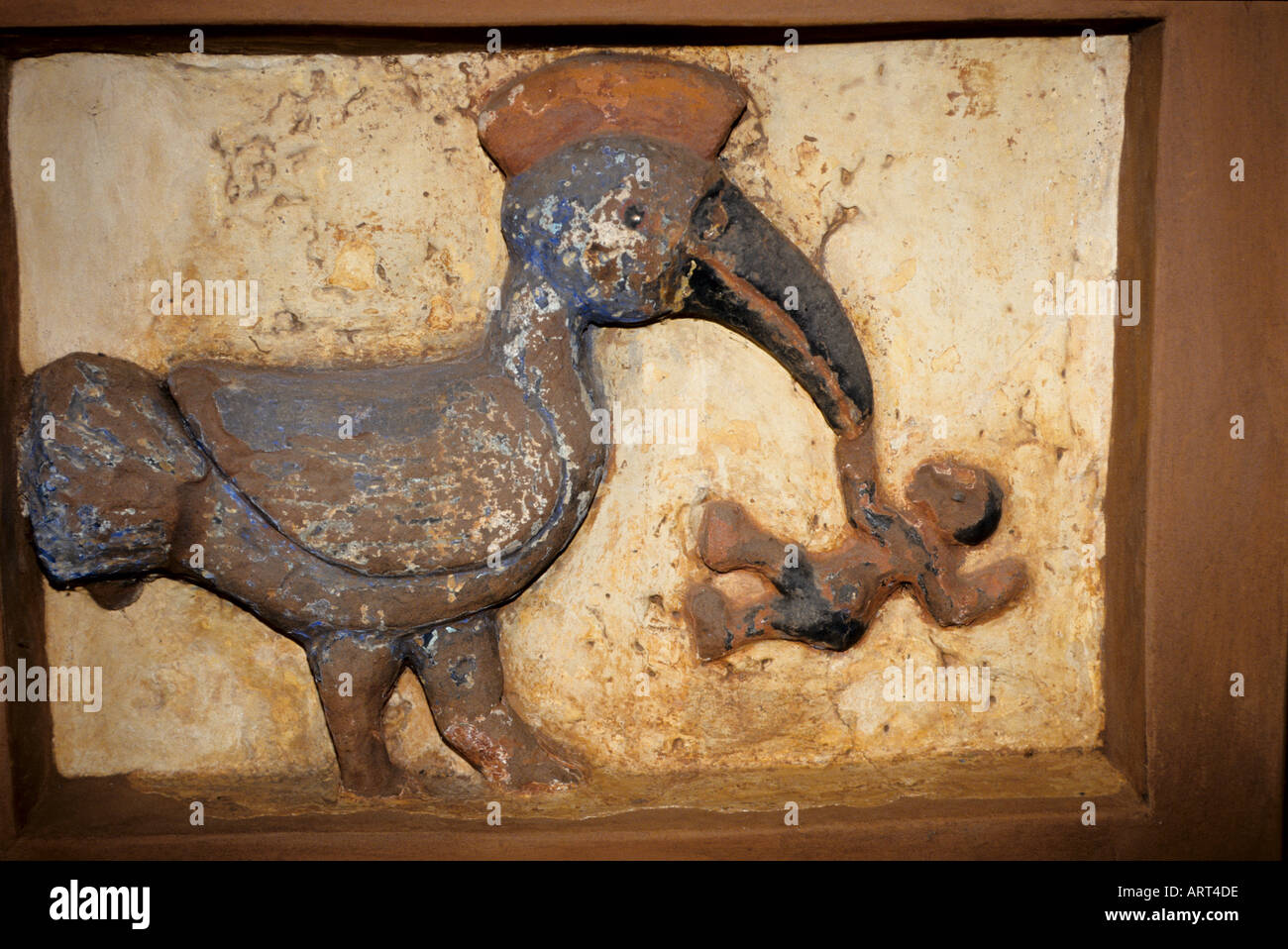 Abomey Benin Palastskulpturen von Abomey restauriert vom Getty Conservation Institute Vom Palast von Glele Hornbill du bist es dem se der Gott des himmlischen Lichtes eine last zu tragen gegeben Hat Wenn se dies irgendeinem anderen Vogel gegeben haette er waere nicht faehig sie zu tragen Aber als se die last dem Hornbill auf den Kopf gesetzt hatte konnte dieser Vogel die last tragen ALS Glele der sich selbst mit dem Hornbill verglich den THRON bestieg erbte er eine Menge Probleme die last die in diesem Spruch erwaehnt wird eine von vielen Redensarten die mit Glele verknuepft sind ist der Foto Stock