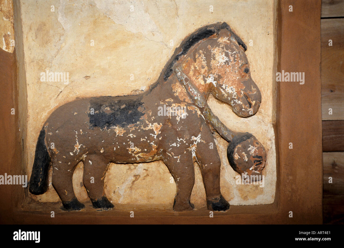 Abomey Benin Palastskulpturen von Abomey restauriert vom Getty Conservation Institute Basrelief vom Palast von Glele Kriegstrophaeen sind ein weiteres beliebtes Thema Hier wurde der abgetrennte Kopf eines Haeuptlings aus dem Nachbarreich an Sein Pferd gebunden die Strafe dafuer dass er den Feind gewarnt Hat dass sich die Armee der Dahome naehert Abomey Benin Palace sculture di Abomey restaurate dal il Getty Conservation Institute Bas sollievo dal palazzo del Re Glele War trofei sono un altro tema popolare qui il reciso il capo di un capo di un regno vicino e' stato legato al suo Foto Stock