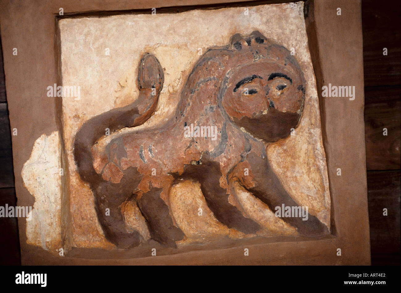 Abomey Benin Palastskulpturen von Abomey restauriert vom Getty Conservation Institute Basrelief aus dem Palast von Koenig Glele Das Loewenkind lehrt seine Feinde das Fuerchten sobald seine Zaehne gewachsen sind Nach seinen Siegen ueber die benachbarten Mahi zu Beginn Seiner Herrschaft verglich sich der junge Koenig Glele mit einem Loewenjungen sowohl als Botschaft an Seine Feinde die die Erweiterung Seines Reiches verhindern wollten als auch an Sine Rivalen innerhalb des Reiches die ihm seine Macht streitig machen wollten Ein Loewe mit vermutlich menschlichem Aussehen repraesentiert Koenig Foto Stock