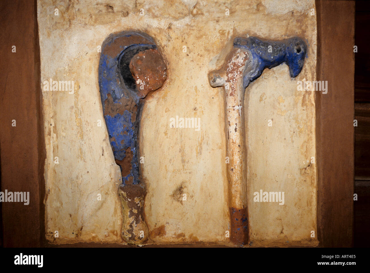 Abomey Benin Palastskulpturen von Abomey restauriert vom Getty Conservation Institute Basrelief vom Palast von Glele Das Relief zeigt mehrere Farbschichten Abomey Benin Palace sculture di Abomey restaurate dal Getty Conservation Institute bassorilievo dal palazzo di Re Glele il rilievo mostra più strati di pittura Foto Stock