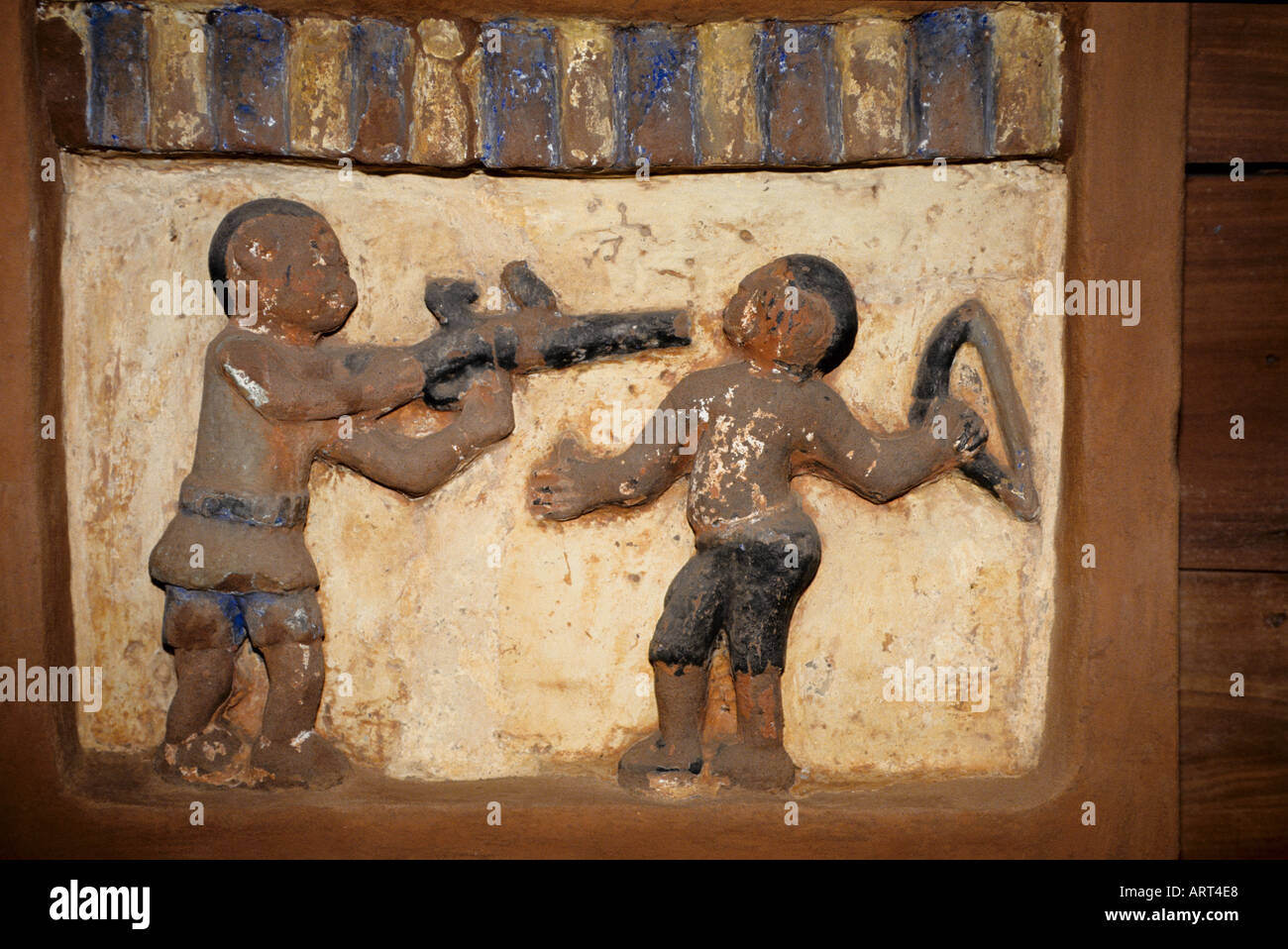 Abomey Benin Palastskulpturen von Abomey restauriert vom Getty Conservation Institute Basrelief im Palast vom Koenig Glele Ein Krieger zielt direkt auf den Kopf eines feindlichen Yaruha Abomey Palazzo Benin sculture di Abomey restaurate dal Getty Conservation Institute bassorilievo Bas nel palazzo di Re Glele Un guerriero mira puntato alla testa di Yaruha di Un nemico Yaruha Foto Stock