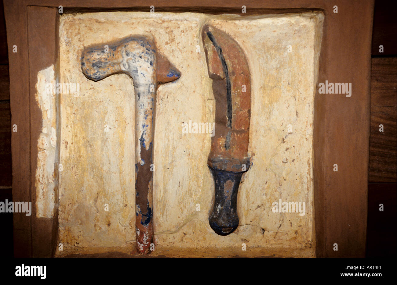 Abomey Benin Palastskulpturen von Abomey restauriert vom Getty Conservation Institute Basrelief im Palast von Koenig Glele Auf den Ajalala Basreliefs von Guezo und Glele prangen ein ganzes Arsenal von Waffen Basreliefs zeigen sowohl die zeremoniellen Recades Botenstaebe als auch den kopfspaltenden Makpus und Saves Waffen wie Gewehre Saebel und Schwerter Abomey Benin Palace sculture di Abomey restaurate dal Getty Conservation Institute Bas Relief nel palazzo di Re Glele i bassorilievi ajalala di Guezo e Glele flaunt An arsenale di armi i bassorilievi rappresentano il cerimoniale del re Foto Stock