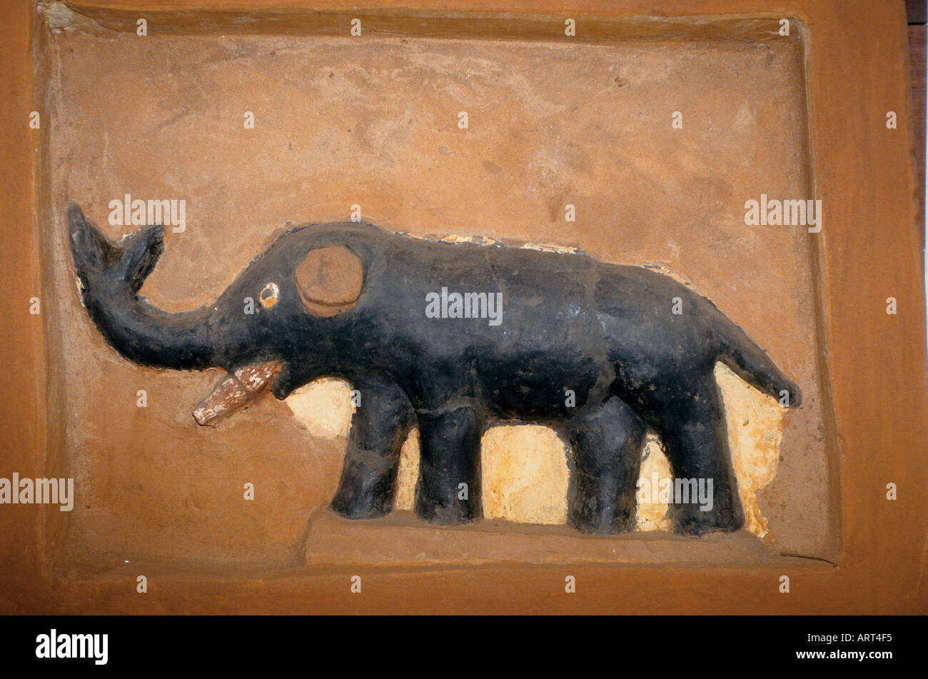 Abomey Benin Palastskulpturen von Abomey restauriert vom Getty Conservation Institute Basrelief im Palast von Koenig Glele Beispiel des letzten und vollendetsten TYPS des Basreliefs Abomey Benin Palace sculture di Abomey restaurate dal Getty Conservation Institute bassorilievo nel palazzo di Re Glele esempio dell'ultimo e più completamente reso tipo di bassorilievi Foto Stock