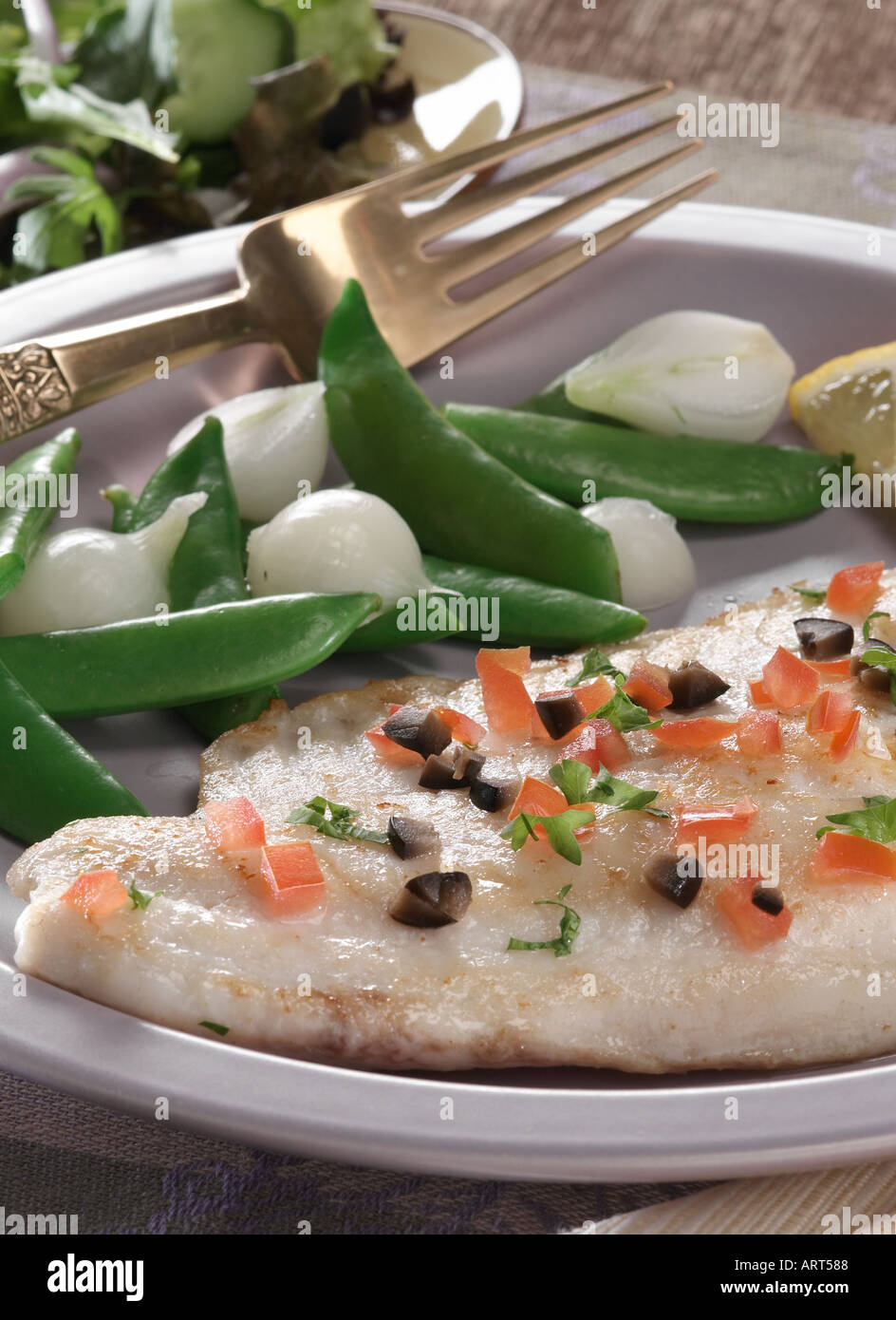 Cod Cena a base di pesce con piselli e cipolle sulla piastra in Ristorante Foto Stock